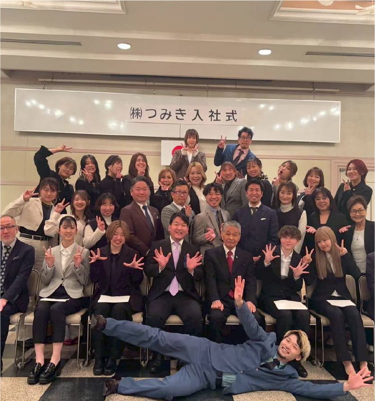 美容師の入社式で笑顔の集合写真