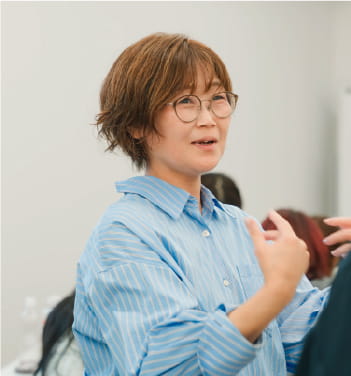 青いシャツを着た人物が話している様子