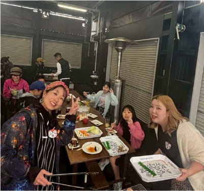 食事会で談笑する美容師たち