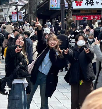 街中でポーズを取る美容師たちの集合写真