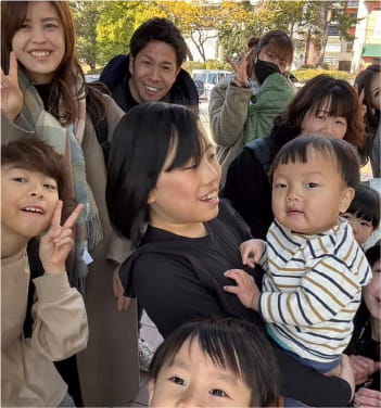 美容師と家族、子どもたちが笑顔で写る写真