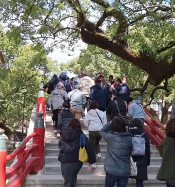 神社を参拝する美容師たちの様子