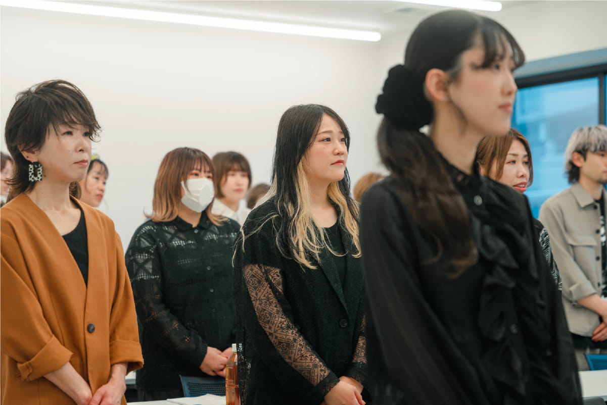 美容師たちが研修で真剣に学ぶ姿