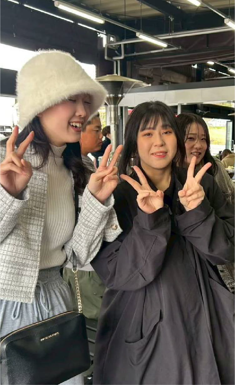 笑顔でピースサインをする美容師たち