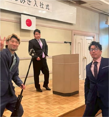 入社式会場で新入社員の美容師たちが並ぶ様子