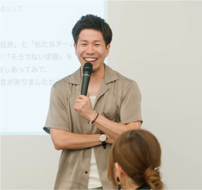 マイクを持って講演を行う男性の講習風景