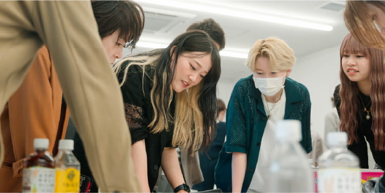 美容師たちが集まり、実技練習を行う様子